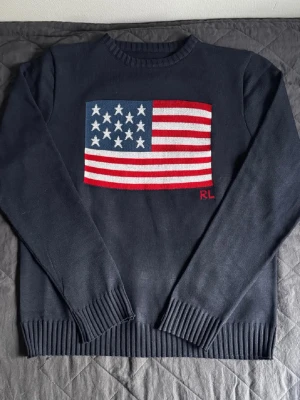 Mörkblå stickad tröja Ralph Lauren - Snygg mörkblå stickad tröja från Ralph Lauren med amerikansk flagga, passar S/M 173-180. Kom dm för mer bilder och frågor !