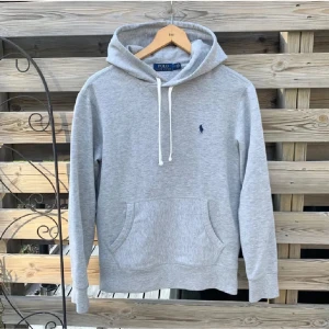 Grå Ralph Lauren Hoodie  - Grå Ralph Lauren Hoodie i fint skick. Storlek S, passar som en tajtare S eller som en XS. 