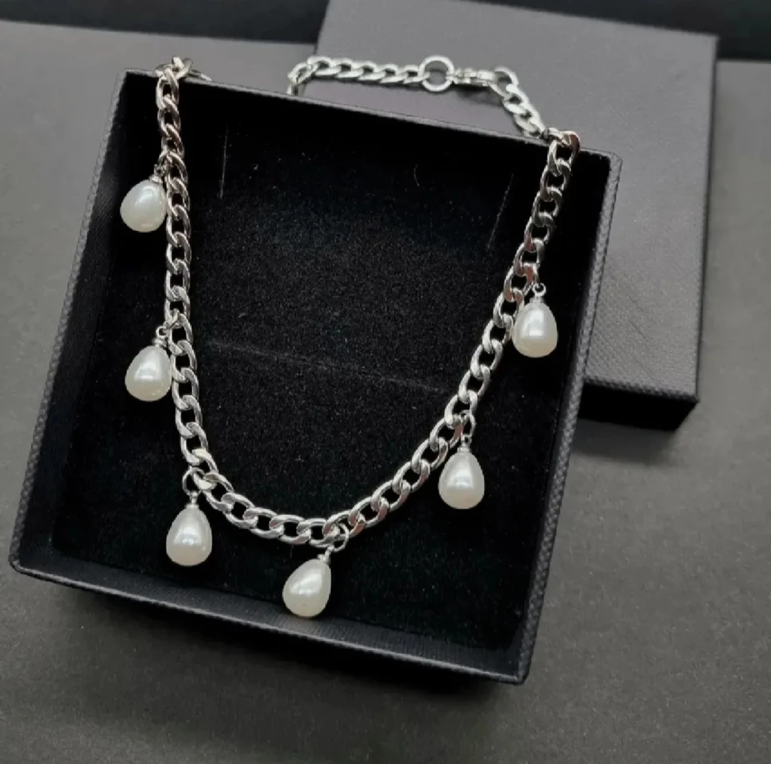 Stilfullt handgjort halsband