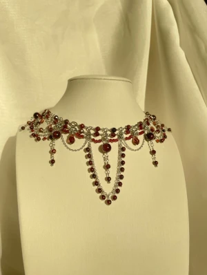 Handgjort halsband  - Ett handgjort halsband men vinröda pärlor och silvriga detaljer. Lite vampyr inspirerat med en gotisk känsla 