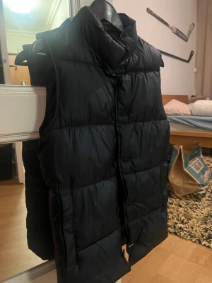 Svart dunväst från John Henric - Säljer en fräsch och elegant dunväst med knappar från John Henric, näst intill oanvänd utan defekter. Nypris ~ 1500 | vårt pris 589, hör av dig vid minsta fundering!👍