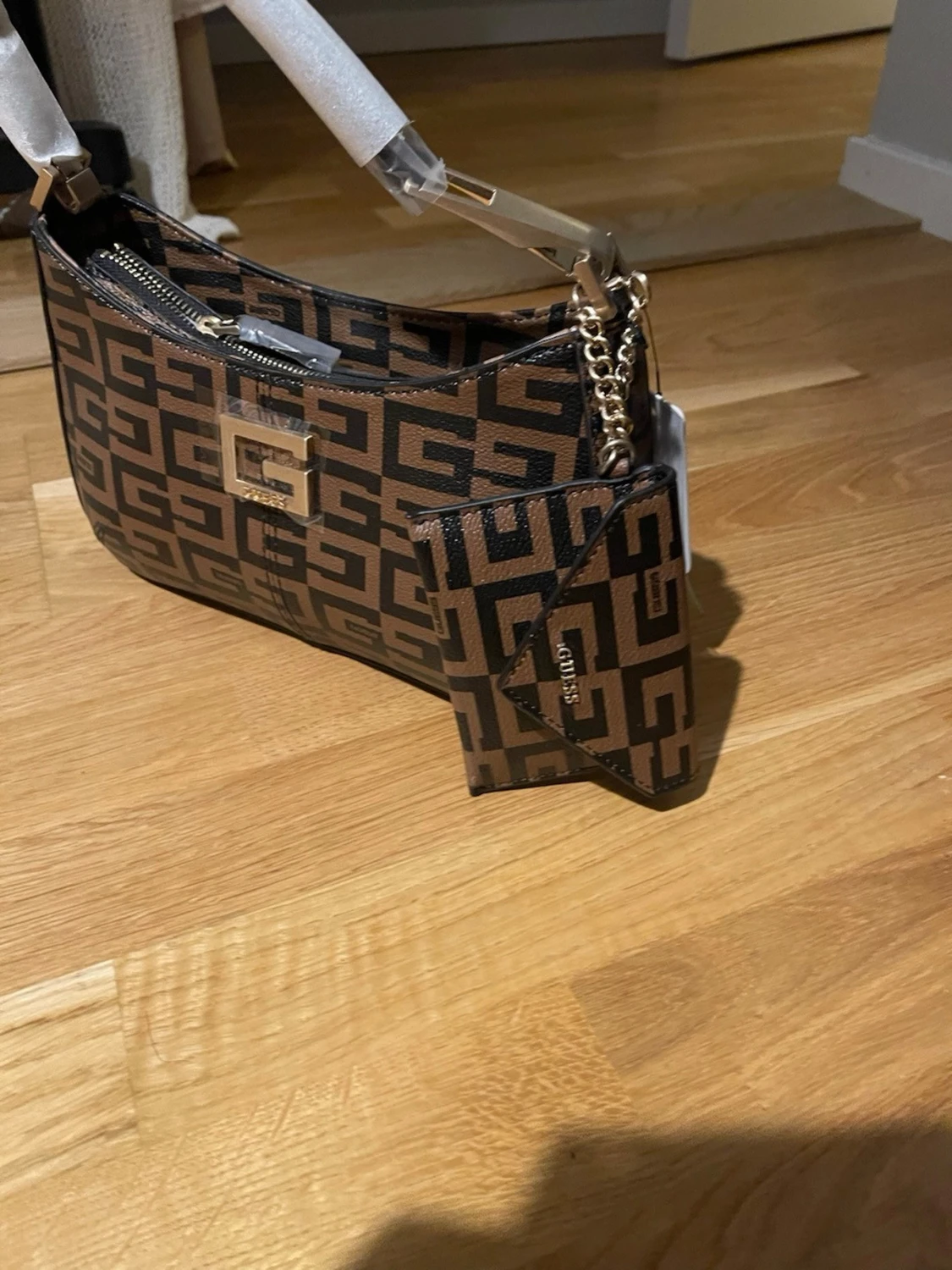 Brun axelväska från Guess med monogram - 1