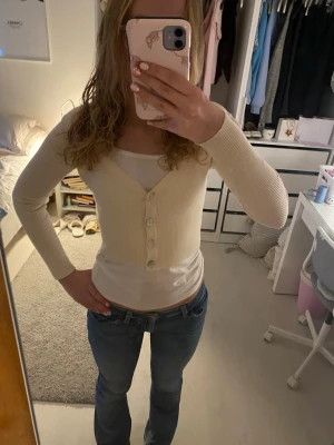 Vit kofta från jacqueline de yong  - Säljer en jättesöt kofta från jaqueline de Young som jag nästan aldrig användt💕🫰