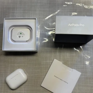 AirPods Pro - Apple AirPods Pro med laddningsetui och originalförpackning. Trådlösa hörlurar med aktiv brusreducering och hög ljudkvalitet. Komplett med laddkabel och manual. 