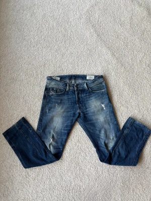  vintage diesel jeans - Tjena! Jag säljer mina vintage diesel jeans. Dem är riktigt goa och har snygga slitningar plus en snygg blå tvätt som gör att dem ser vintage ut. Byxorna är nya utan prislapp. Vid fler frågor är det bara att skriva🪐💫   W28/L32
