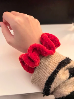 Velvet Scrunchie - Röd - Mjuk och härlig Velvet scrunchie i färgen röd. Virkad av mig. Kan användas för att sätta upp håret eller som accessoar tex, som armband 🎀