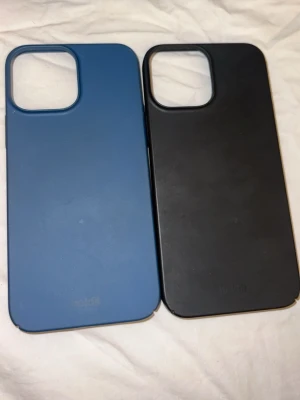 2 skal från Holdit  - Du får 2 skal, ett blått och ett svart till iPhone 13 Pro Max för 100kr