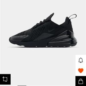 Nike Air Max 270 svarta sneakers jag kan absolut tvätta dem så bra som möjligt så att dem ser ut som nya åt dig!! - Säljer ett par svarta Nike Air Max 270 sneakers med mesh-överdel och synlig Air-enhet i hälen. Skorna har snörning, rund tå och platt sula. Snyggt ton-i-ton Nike-logga på sidan och detaljer i syntetmaterial. Perfekta för dig som gillar sportig stil.