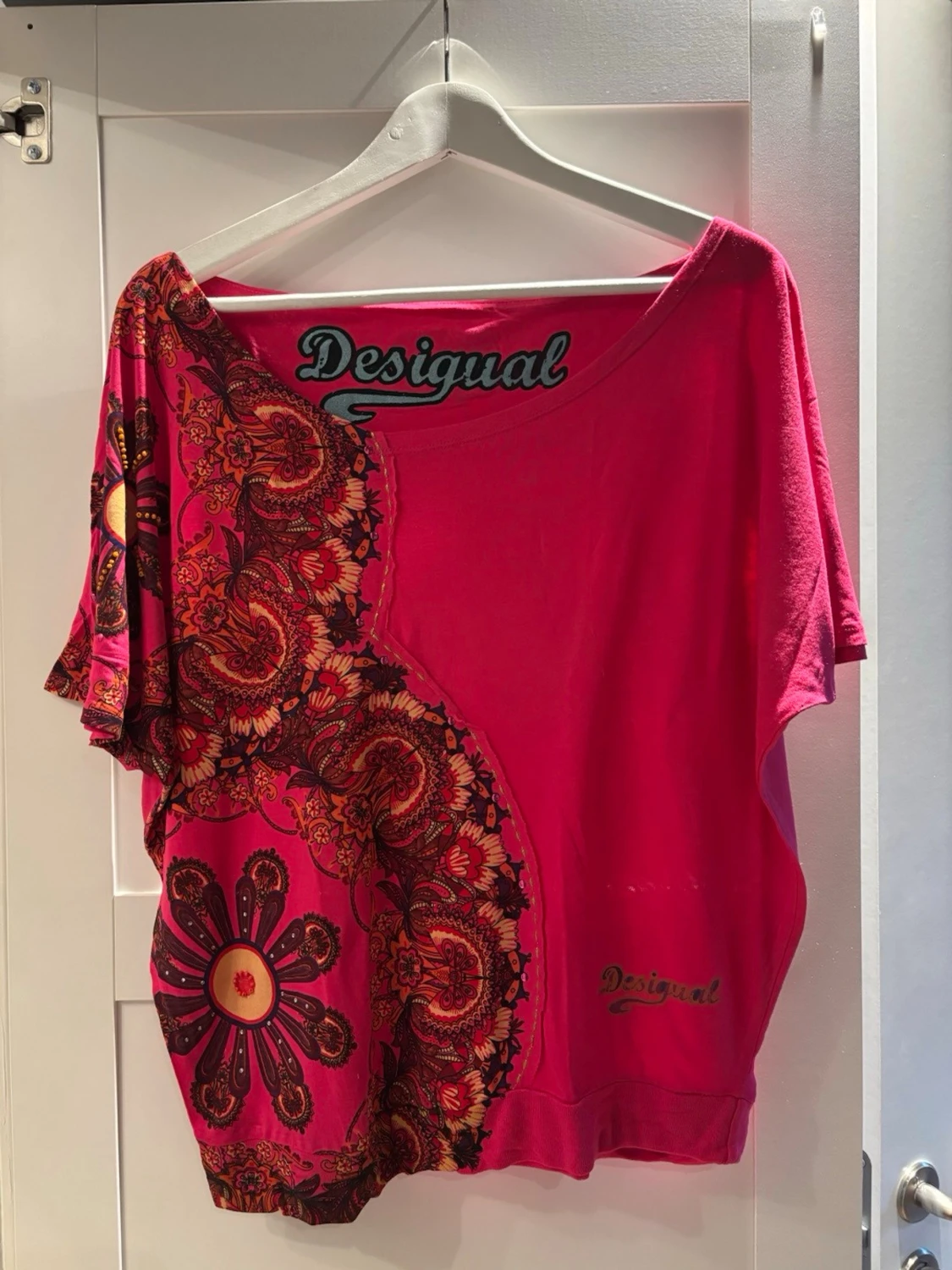 Rosa blus från Desigual med mönster