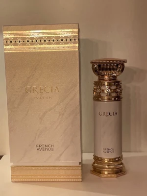 Grecia french avenue  - Grecia Parfum från French Avenue 100ml.  Se bild för mängd kvar ca 80- 90ml?.  Noter  milk, ambrette middle Notes  tuberose, jasmin, incense  basnotes vanilla, musk, tonka bean,  cacao.  En mjuk pudrig feminin doft. 