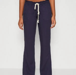 Mörkblå linnebyxor med snörning - Jättefina mörkblå linnebyxor från Roxy i bra skick. Byxorna är uppsprätta längst ner för att få de 1 cm längre