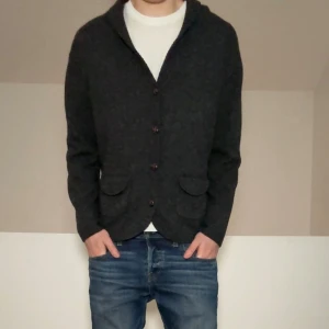 Mörkgrå Ull Cardigan - Säljer en sjukt fet mörkgrå kofta i ull från Marco Pecci. Strl är M  och  passar även M. Tröjan är i mycket bra skick eftersom den har varit väll omhändertagen. Hör gärna av er vid frågor eller funderingar!!