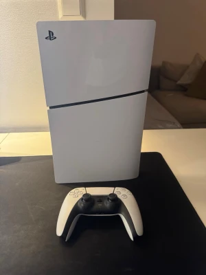 PlayStation 5 - Snygg och välbevarad PlayStation 5 med original DualSense-kontroll. Konsolen och kontrollen ser ut att vara i mycket gott skick utan synligt slitage eller repor. Perfekt för gaming i toppklass med snabb prestanda och fantastisk grafik.