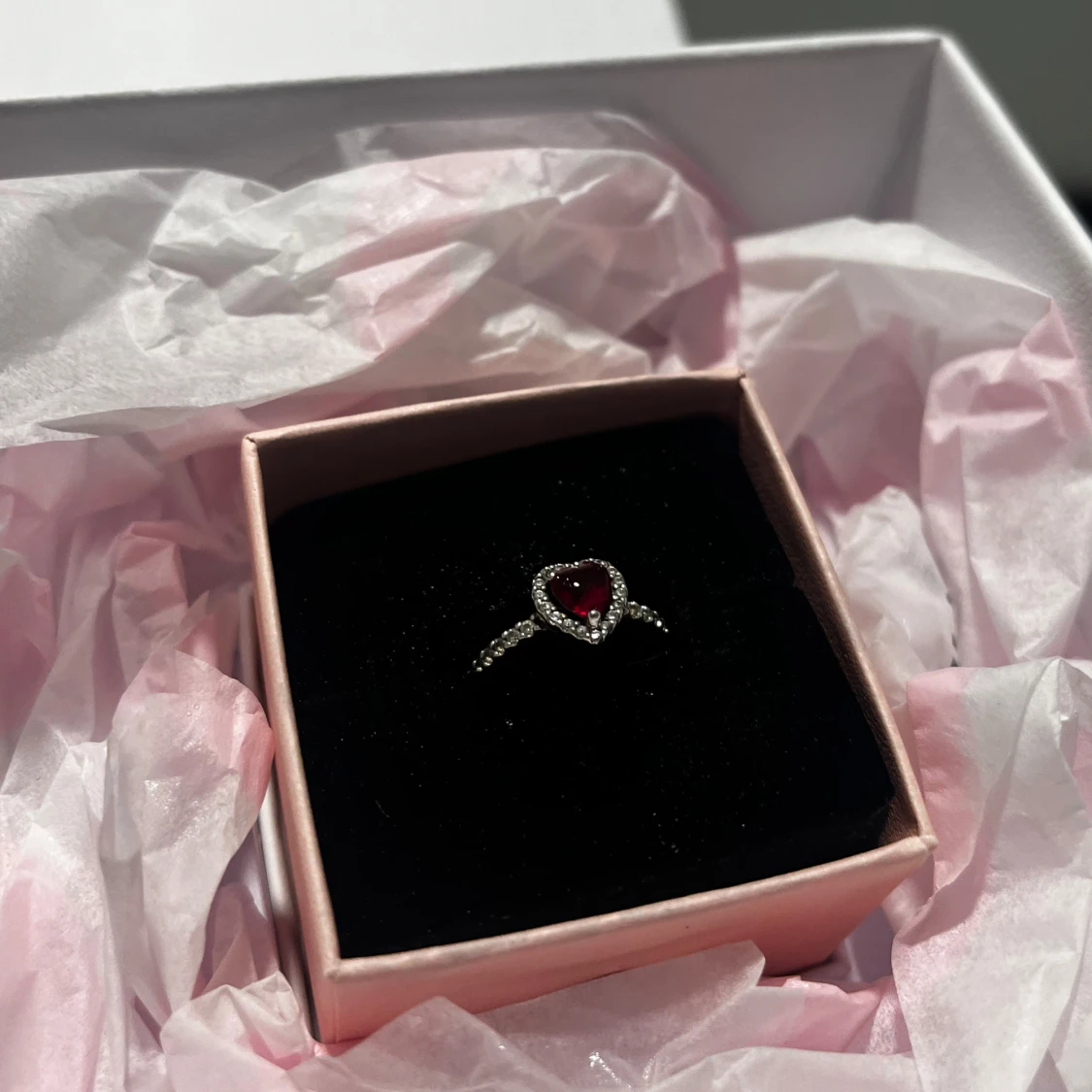 Ring med hjärtformad röd sten - 2