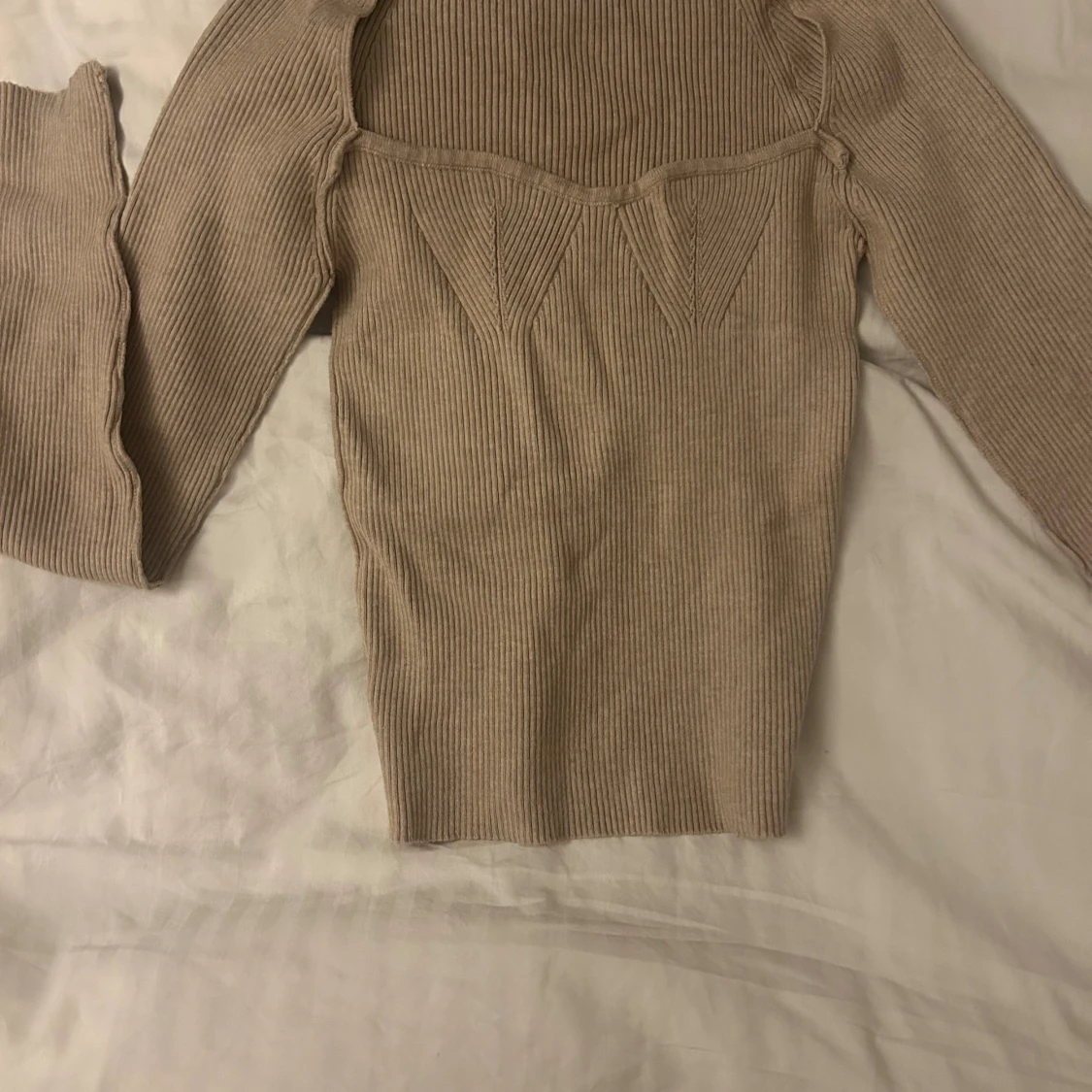 Beige ribbad stickad tröja