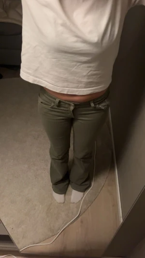 Low waist jeans GRÖNA - assnygghha jeans från Nelly !! Säljer därav att jag rensar och behöver köpa nytt så vill gärna bli av med jeansen fort🔥 har andvänt jeansen få gånger och köpta i augusti för fullpris 699kr. Tyvärr lite slitet längst ner vid hälen därav att dem är för långa för mig.  💕💕midjemått 37cm, innerbenslängd 83cm. Stretchigt matrial.