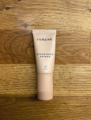Lumene Eyeshadow Primer 8 ml - Lumene Eyeshadow Primer på 8 ml. Oöppnad! Primern är vegansk och har en mjuk, krämig konsistens som hjälper ögonskuggan att sitta bättre och hålla längre. Tuben är smidig att ta med och har en enkel skruvkork. Perfekt för att skapa en jämn bas på ögonlocken.