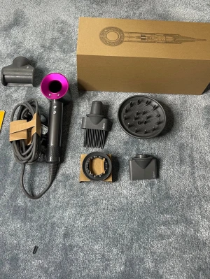 Dyson Hårfön - Hej! Jag hjälper just nu min mamma att sälja hennes Dyson Supersonic hårfön✅ Den är helt ny och aldrig använd 🆕✅ Scann finns 📦Kvitto finns, kolla sista bilden✅ Alla tillbehör ingår ✅ Perfekt som present 🎁 ✅ Snabb leverans 🚚 eller kan hämtas upp 📍 ✅  Skriv DM 📩 om du är intresserad eller vill diskutera priset 😊