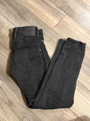 Replay Anbass svarta  - Tja säljer nu dessa riktigt snygga replay anbass  jeansen i storlek 30. Ny pris är 1200kr. Skicket är 8/10 och om du har några funderingar är det bara att höra av sig.