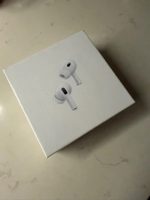 AirPods Pro (2nd generation) MagSafe USB-C - Nya Apple AirPods Pro (2nd generation) med MagSafe-laddningsetui (USB-C). Aktiv brusreducering, adaptiv transparens och förbättrad ljudkvalitet. Förseglad originalförpackning, perfekt skick utan synliga skador.