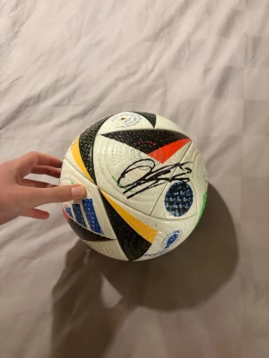 Official match boll signerad av Dejan Kulusevski  - Andvänd nån gång innan den blev signerad men är i nytt skick kom privat för bild på mig och dejan och prisförslag. 