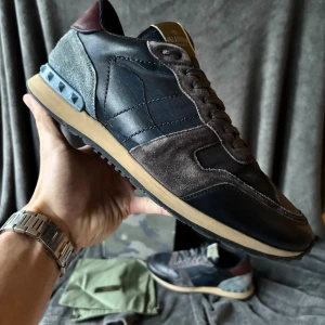 Valentino rockrunner skor - Valentino rockrunner skor | originalstorlek: 43, fråga om innermått vid osäkerhet | ingår: först till kvarn när det kommer till tillbehör. Finns ett begränsat antal. Box eller dustbag kan väljas som i sin tur kan kombineras med äkthetskort förutsatt att det finns i lager.