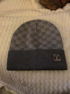 Grå rutig mössa - Perfekt för dig som gillar exklusiva accessoarer.