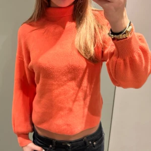 Orange stickad polotröja med ballongärmar - Super söt orange stickad tröja 🫰