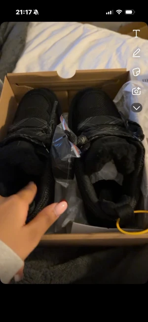 Svarta uggs lowmel med snörning och päls - Säljer ett par svarta uggs lowmel med snörning och platt sula. Skorna har en rund tå och är fodrade med mjuk päls på insidan för extra värme. Utsidan är i syntetmaterial och mockaliknande detaljer. Perfekta för kalla dagar och riktigt snygga till jeans. Storlek 36 men stora i storleken.