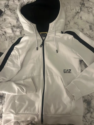 Vit EA7 kofta  - Ordinariepris 2000 kr, säljs för 700. Inga hål eller repor. 