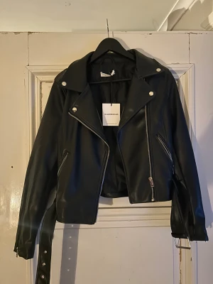 Svart skinnjacka från Glamorous -  Skinnjacka från Glamorous med snygga detaljer🌟Är i nyskick med alla taggar kvar.                                                                          Storlek - 38/M