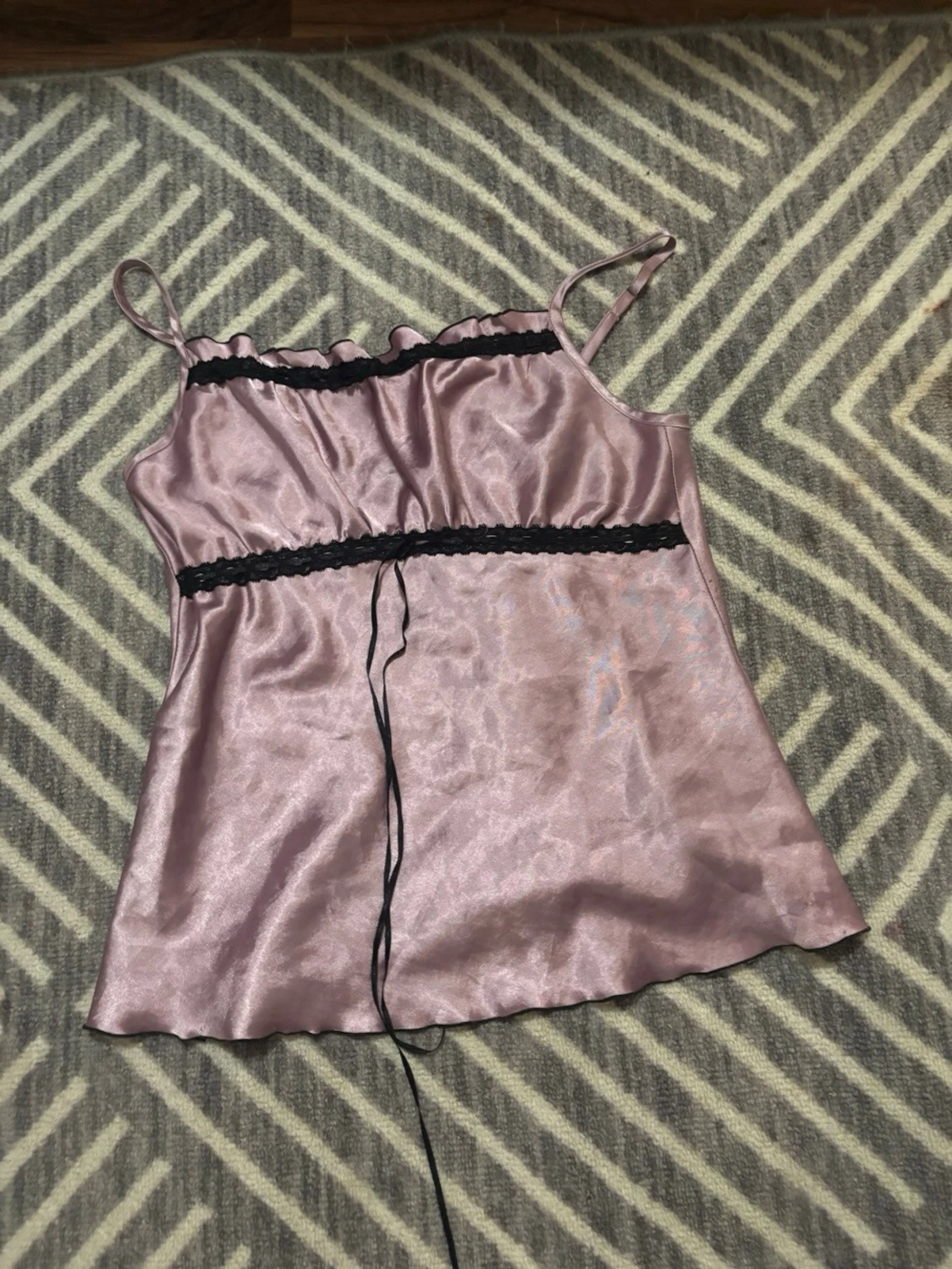 Ljuslila satin linnetopp med spets