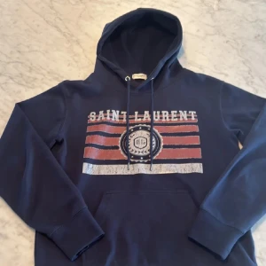 Saint laurent hoodie - Tja! Säljer denna exklusiva Saint Laurent-hoodie i nyskick. Nypris 8 000 kr mitt pris 2 500 kr Hör av dig vid intresse och frågor!