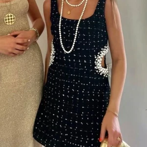 Svart glittrig klänning med pärldetaljer - Intressekoll!! Trendig svart kortklänning med glittrigt mönster och unika pärldetaljer vid midjan. Är osäker på om jag vill sälja så tar endast bra bud
