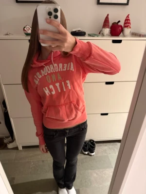 vintage rosa abercrombie & fitch hoodie huvtröja - authentic vintage rosa Abercrombie & fitch hoodie huvtröja!                                                                             Vet ej vilken storlek men passar mig som brukar ha xs!                                                                                         Har en sliten design vilket kan ses som defekter så tänk på det innan!!
