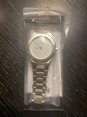 Who Cares I’m Already Late Klocka - Säljer en Klocka med texten ”who cares I’m already late” på. Boettens diameter är 43 mm. Boettens tjockhet är ~9 mm. Armbandets bredd är 18 mm. Skriv om mer info krävs. Klockan kan användas pet runt i alla tillfällen. Skick : Nyskick. //By, Olssén, Closet.