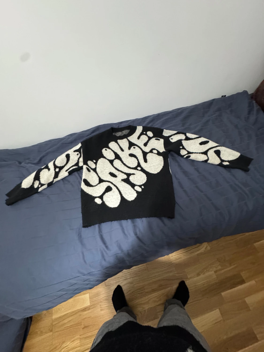 Svart stickad tröja med vit mönster