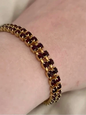 Armband  - Superfint armband med vinröda stenar i nyckick ❤️