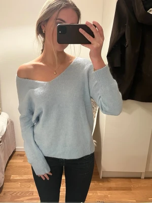 Ljusblå mohair stickad tröja  - Säljer denna otroligt fina ljusblåa mohair blandande tröjan. Mycket bra skick💙