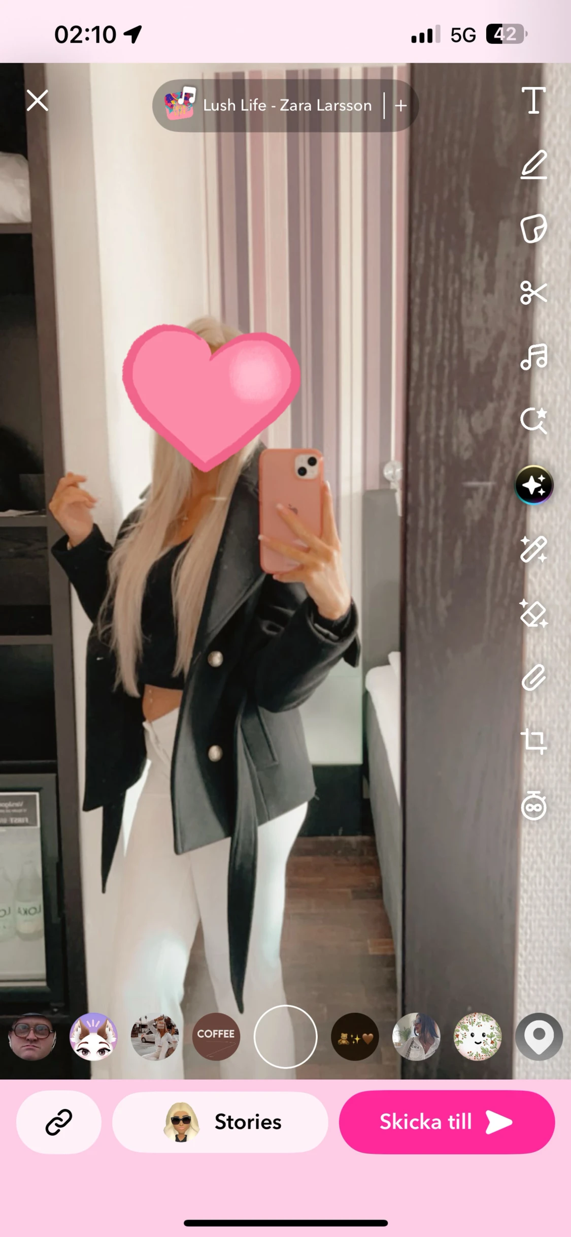 Svart kappa med pärlknappar och bälte - 1