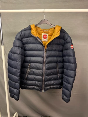 Colmar jacka - Supersnygg och varm vinterjacka från colmar! Size 50 motsvarar M! Modellen är 179 o den ör lite stor. Rekommenderar 181-187 cm! Begagnad men bra skick! Nypris 4000, vårt pris endast 1399kr! Hör av dig vid minsta fundering ☺️Fraktar samma dag☺️