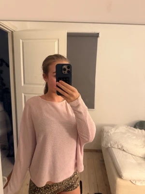 Ljusrosa stickad tröja  - Säljer en rosa stickad som aldrig kommer till använd, och är i helt nytt skick 