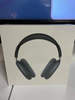 AirPods Max Midnight - Snygga och avancerade Apple AirPods Max i färgen Midnight, levereras i originalförpackning med Smart Case. Over-ear design med aktiv brusreducering och hög ljudkvalitet. Förpackningen är obruten men har mindre yttre skavanker. Kompatibel med iOS, iPadOS, Apple Watch och Mac.