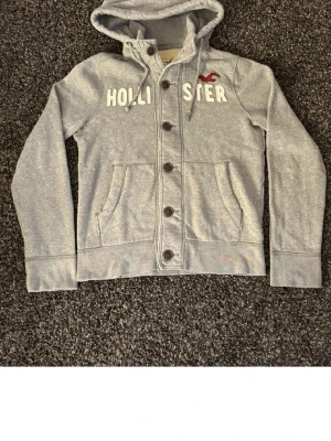 Hollister cardigan - Säljer nu denna stilrena cardigan från holliester i storlek M. Tveka inte att ställa frågor. Kan gå ner i pris vid snabb affär
