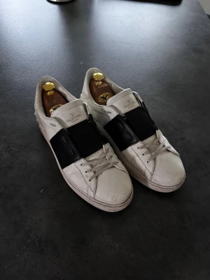 Valentino Open  - Säljer ett par Valentino Open i 46 som har varit vällomhändertagna. De är i mycket fint skick, ända defekten är att högra tån har börjat lossna lite lätt, därav priset, men hur lätt som helst att fixa hos en skomakare. Box kommer med och pris kan diskuteras vid snabb affär ✅