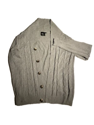 Cardigan - Säljer denna riktigt snygga Straight Up cardiganen i grå. Skick - 10/10. Storlek M. Perfekt som julklapp eller till vardags.