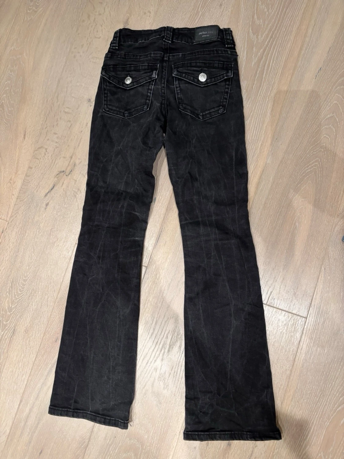 Svarta bootcut jeans från Gina Tricot stl 34 - 1