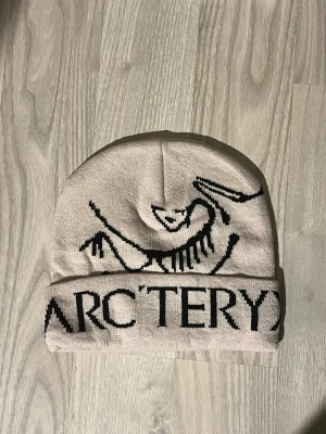 Tre arcteryx mössor  - Tre mössor i olika färger för endast 350 eftersom jag försöker bli av med dem efter de ej har kommit till användning 