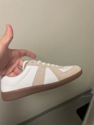 Masion margiela (43,42) - Säljer dessa schyssta gats till ett fint pris. Skorna är använda 1 gång ser helt nya och fräscha ut. box tillkommer. Riktigt fina skor som funkar året runt. Har i storlek 42/43