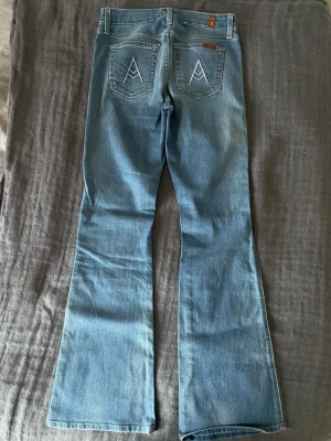 Blå bootcut jeans - Säljer ett par snygga Diesel liknande bootcut jeans med low/mid rise i blått. Materialet är jätte skönt, inte för hårt och inte för stretchigt. Skriv för mått!